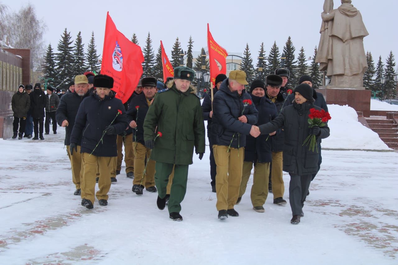 КИРӘКМИ БЕЗГӘ СУГЫШ: Бүген Җиңү паркында яугир-интернационалистларны искә алдылар (фоторепортаж)