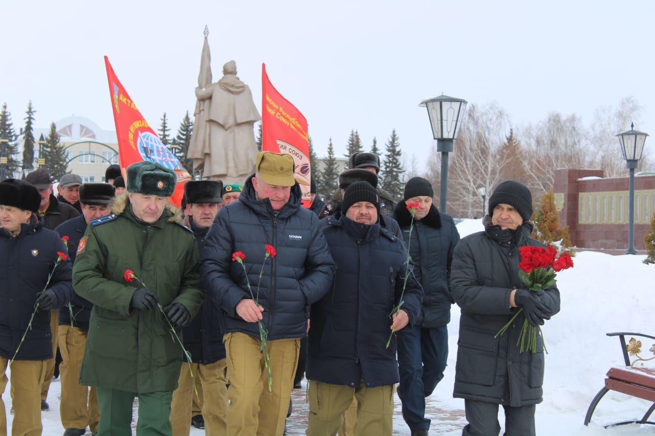 КИРӘКМИ БЕЗГӘ СУГЫШ: Бүген Җиңү паркында яугир-интернационалистларны искә алдылар (фоторепортаж)