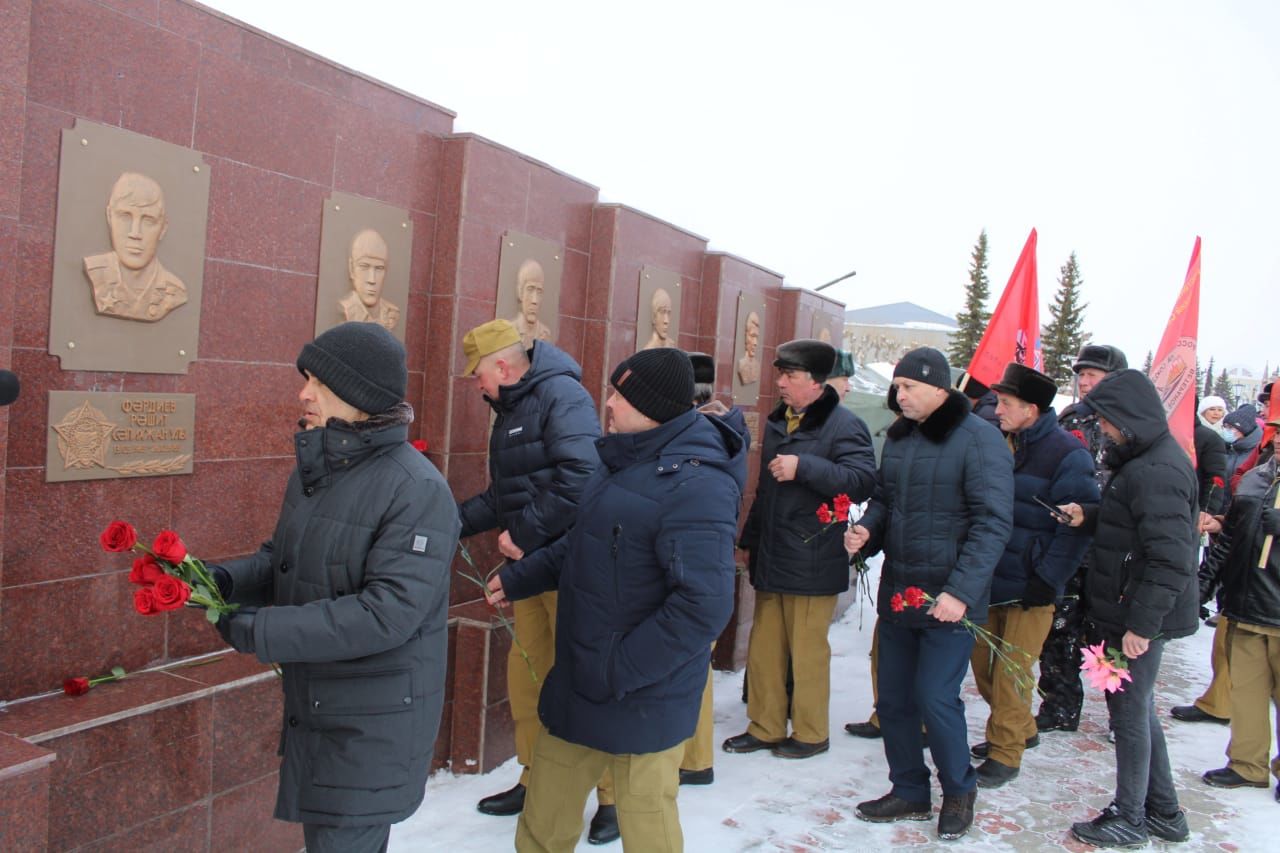 КИРӘКМИ БЕЗГӘ СУГЫШ: Бүген Җиңү паркында яугир-интернационалистларны искә алдылар (фоторепортаж)