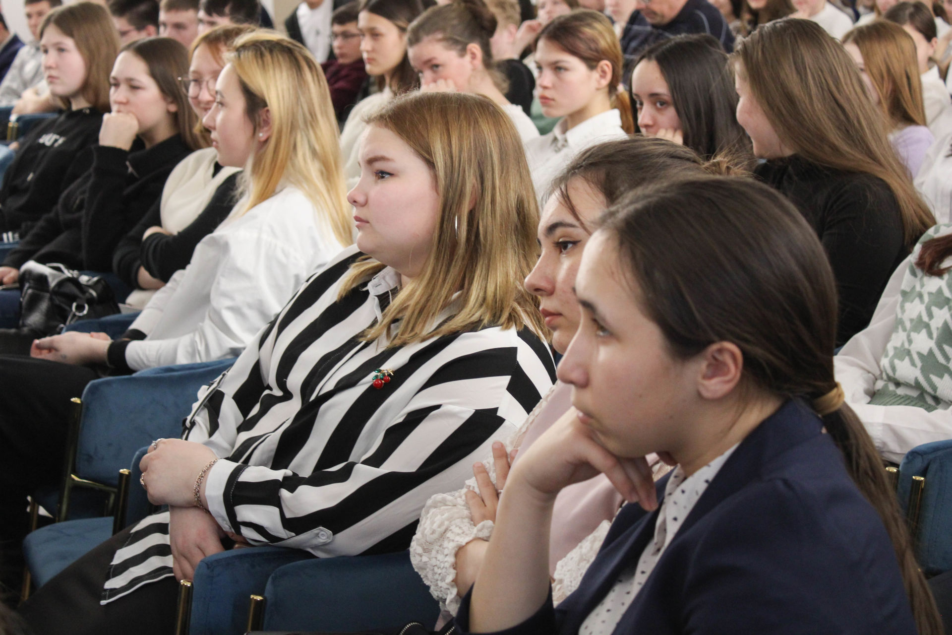 Бүген Актаныш районы укучылары белән «Умиление» Ана булуны һәм балачакны яклау үзәге психологы Аида Фиогбе очрашты