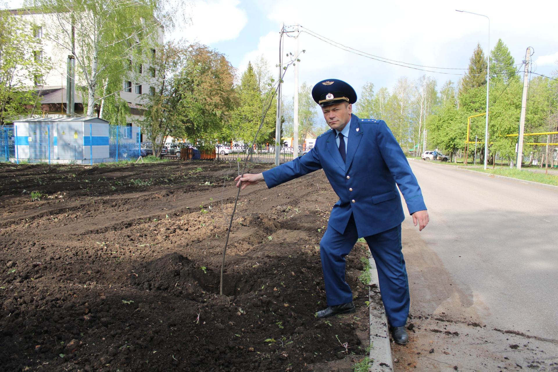 Актаныш районы прокуратурасы хезмәткәрләре авылыбызны яшелләндерүгә үз өлешен кертте