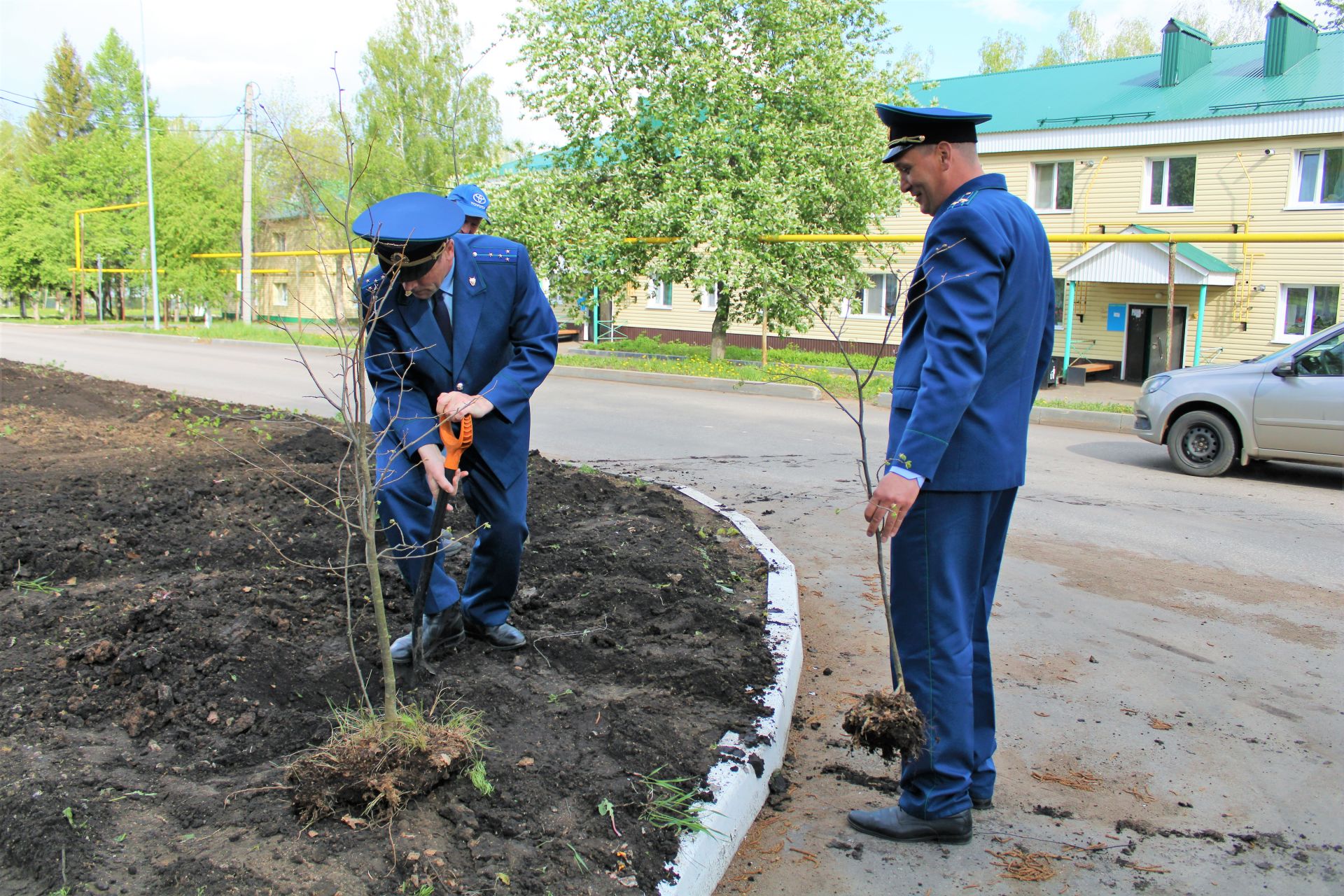 Актаныш районы прокуратурасы хезмәткәрләре авылыбызны яшелләндерүгә үз өлешен кертте