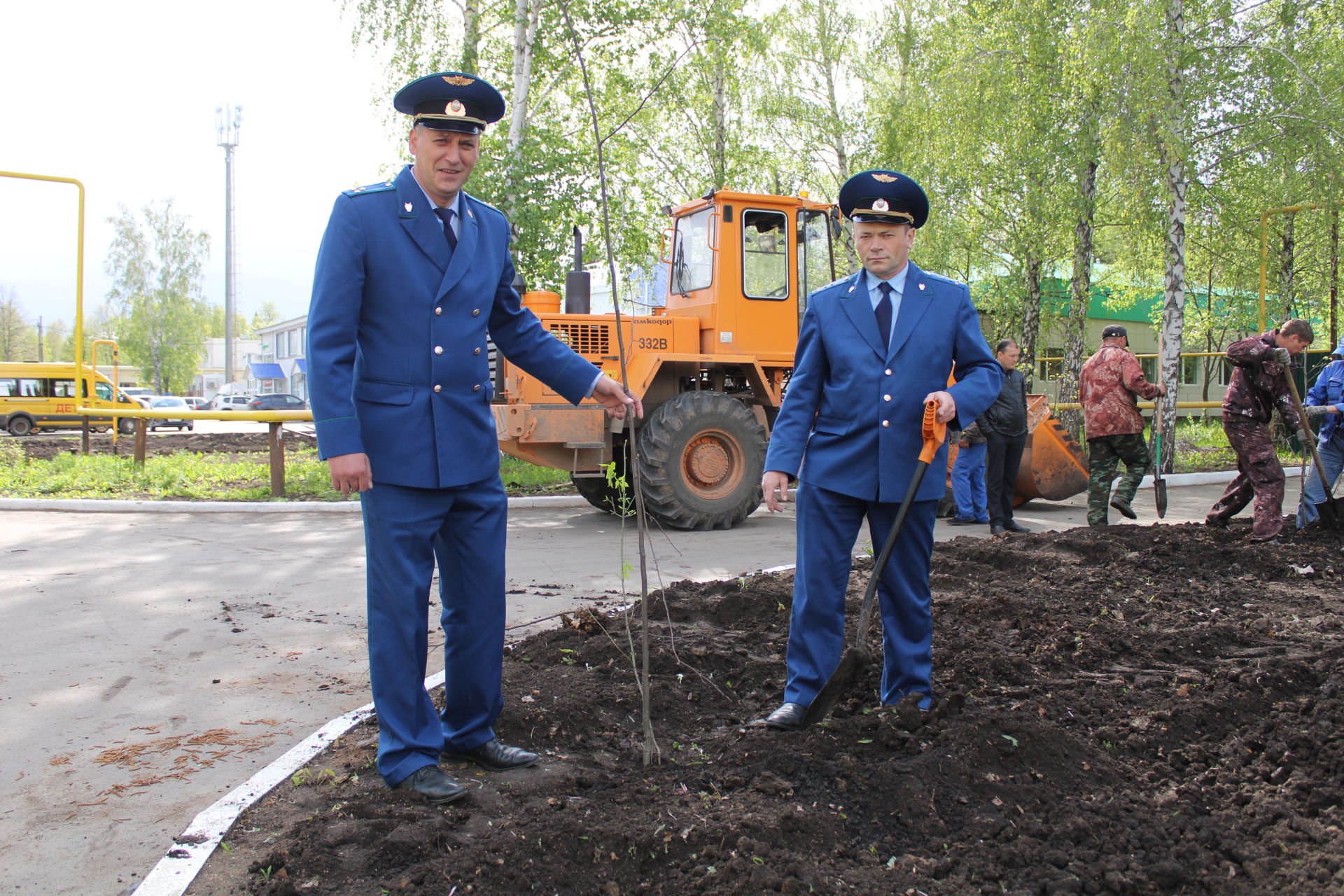 Актаныш районы прокуратурасы хезмәткәрләре авылыбызны яшелләндерүгә үз өлешен кертте