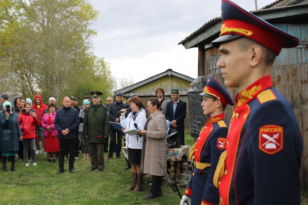 Иске Кормаш авылында яугир Рамазан Әзһәмов яшәгән йортка истәлек тактасы куелды