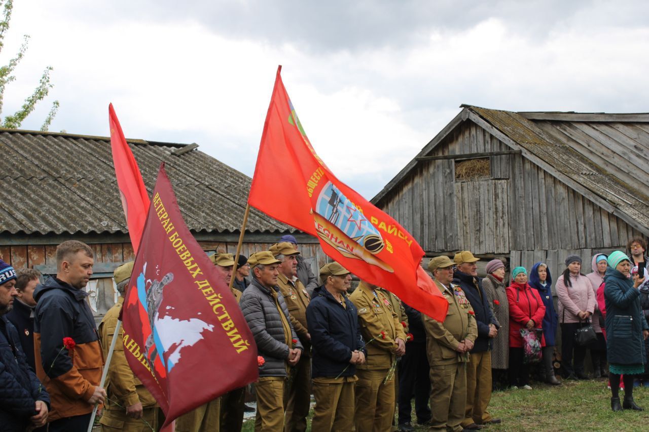 Иске Кормаш авылында яугир Рамазан Әзһәмов яшәгән йортка истәлек тактасы куелды