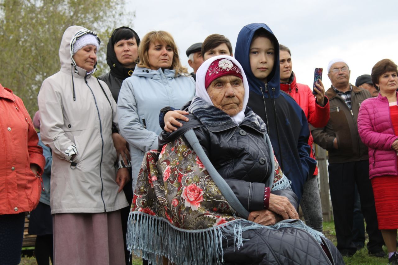 Иске Кормаш авылында яугир Рамазан Әзһәмов яшәгән йортка истәлек тактасы куелды