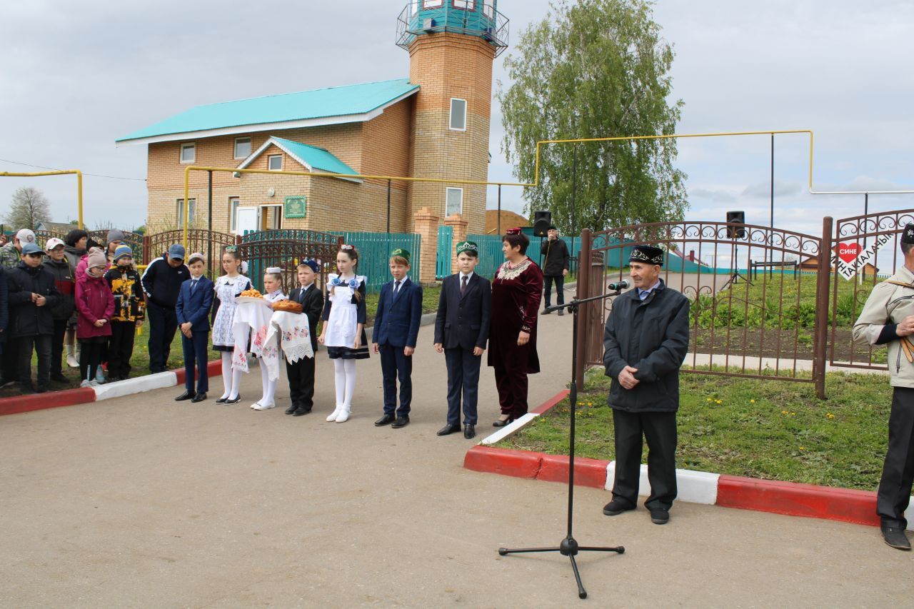 Әдәбият-сәнгать көннәре кысаларында татар язучылары  Гамил Афзалның туган авылы-Такталачыкта булдылар