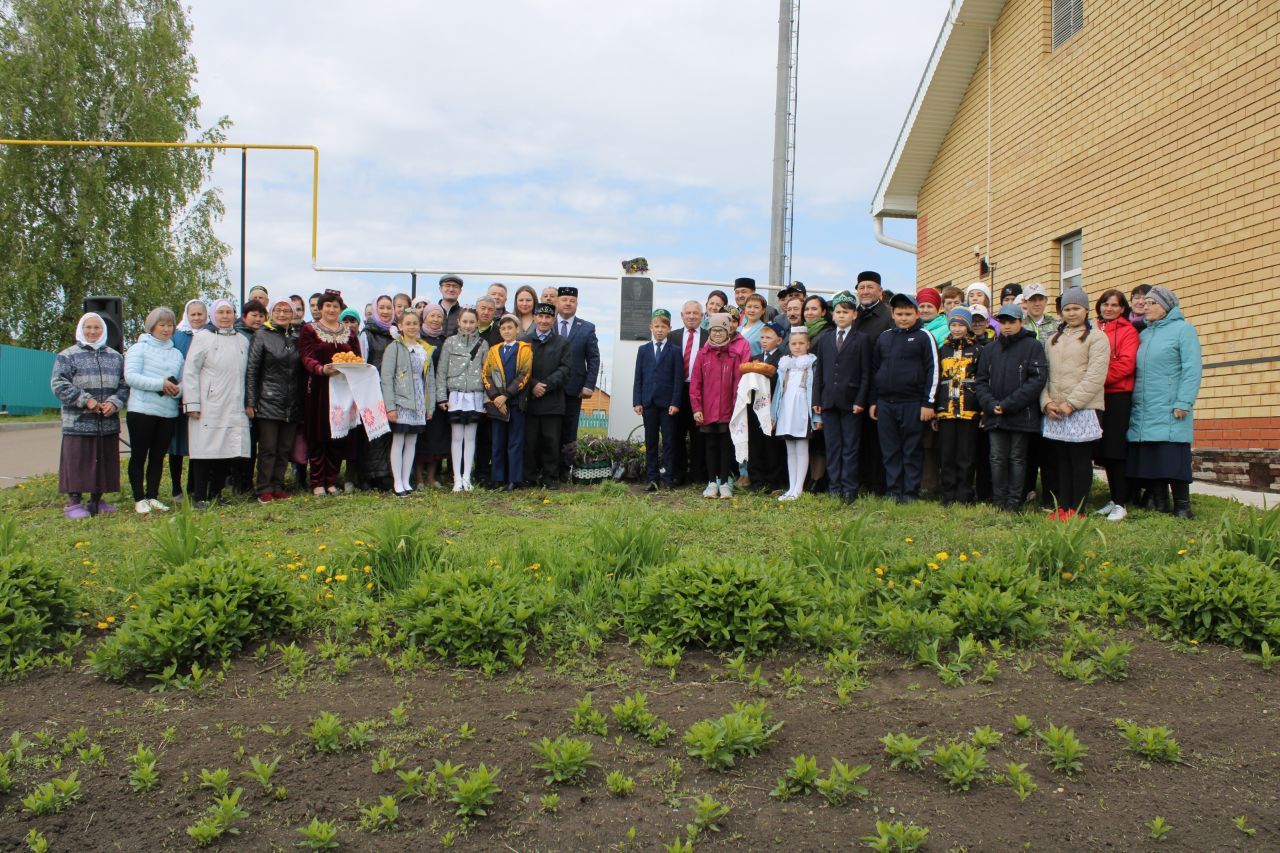 Әдәбият-сәнгать көннәре кысаларында татар язучылары  Гамил Афзалның туган авылы-Такталачыкта булдылар