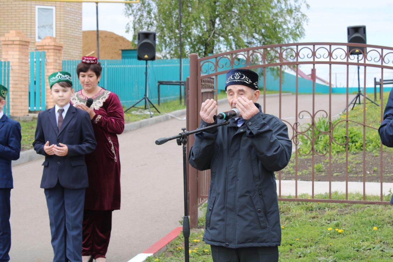 Әдәбият-сәнгать көннәре кысаларында татар язучылары  Гамил Афзалның туган авылы-Такталачыкта булдылар