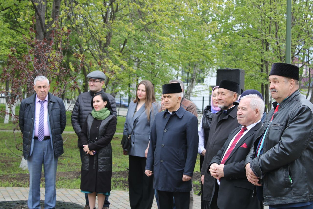 Актанышның мәдәният паркындагы Габдулла Тукай бүләге ияләре язылган китап-постаментка Ләбиб Лерон исеме өстәлде