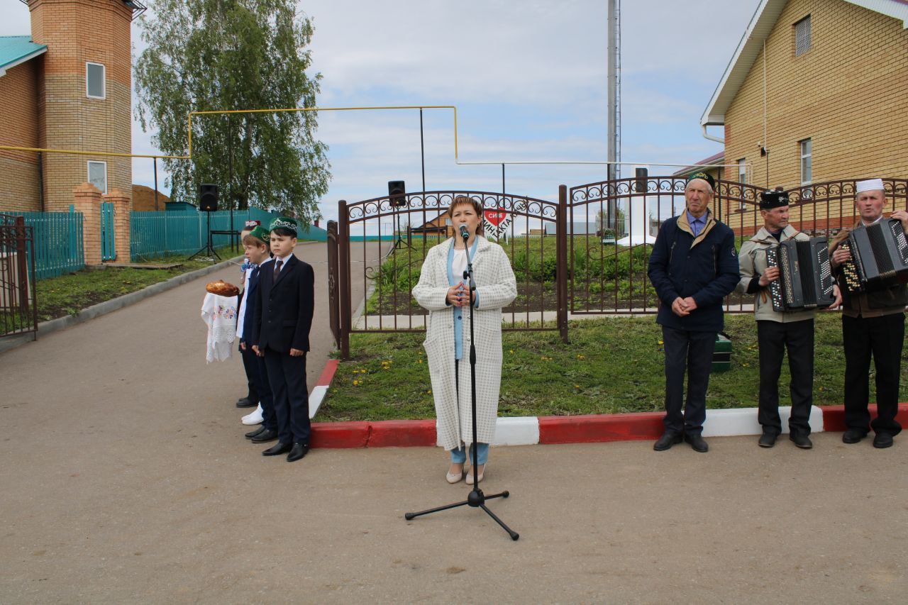 Әдәбият-сәнгать көннәре кысаларында татар язучылары  Гамил Афзалның туган авылы-Такталачыкта булдылар