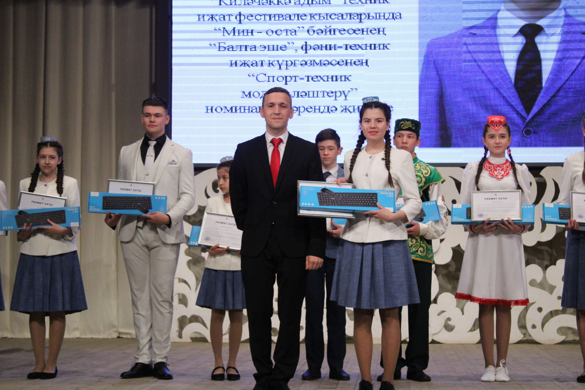 Алдынгыларга- самокат, премия, чәчәк гөлләмәләре- Актаныш гимназиясе уку елына йомгак ясады