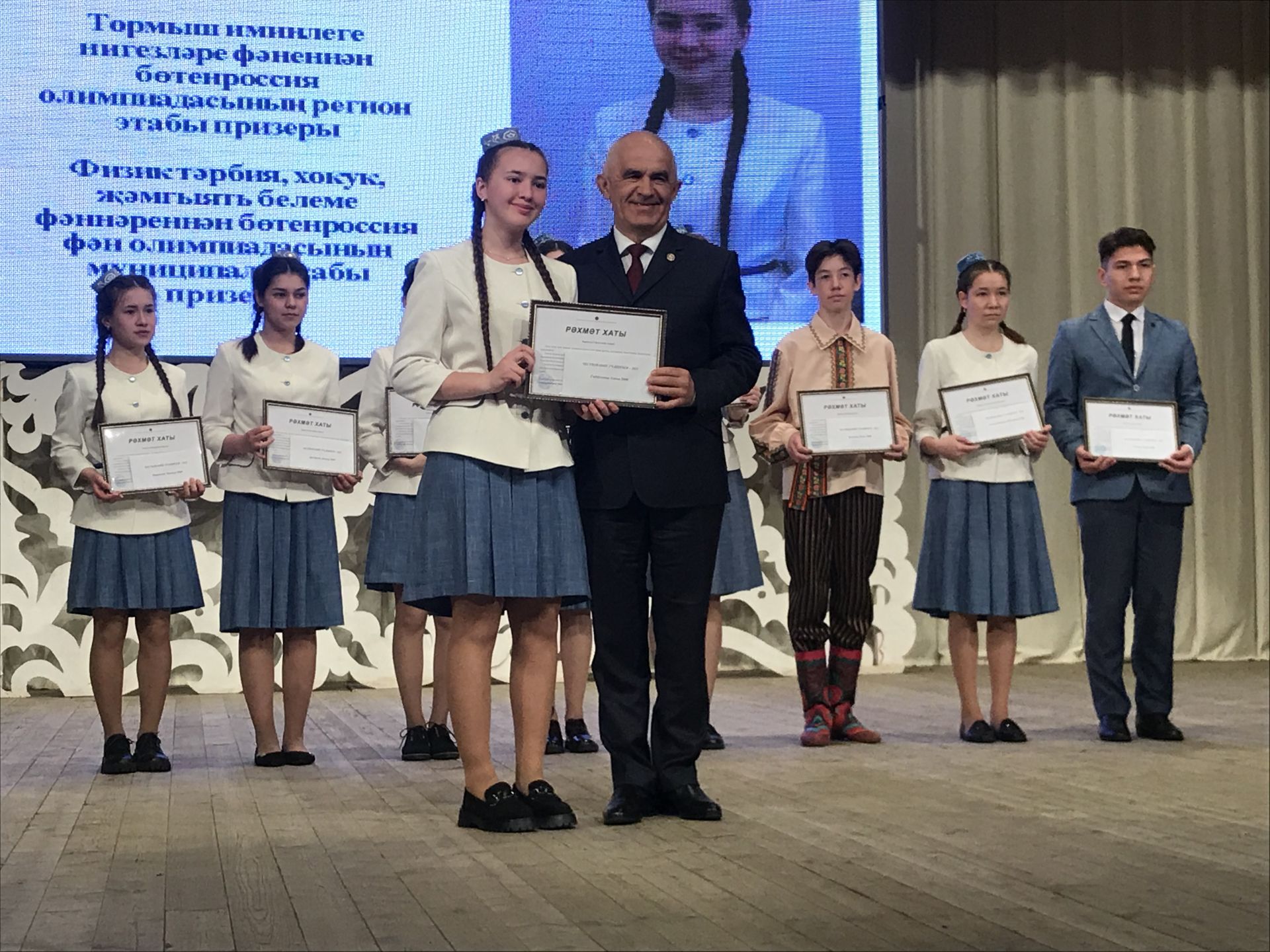 Алдынгыларга- самокат, премия, чәчәк гөлләмәләре- Актаныш гимназиясе уку елына йомгак ясады