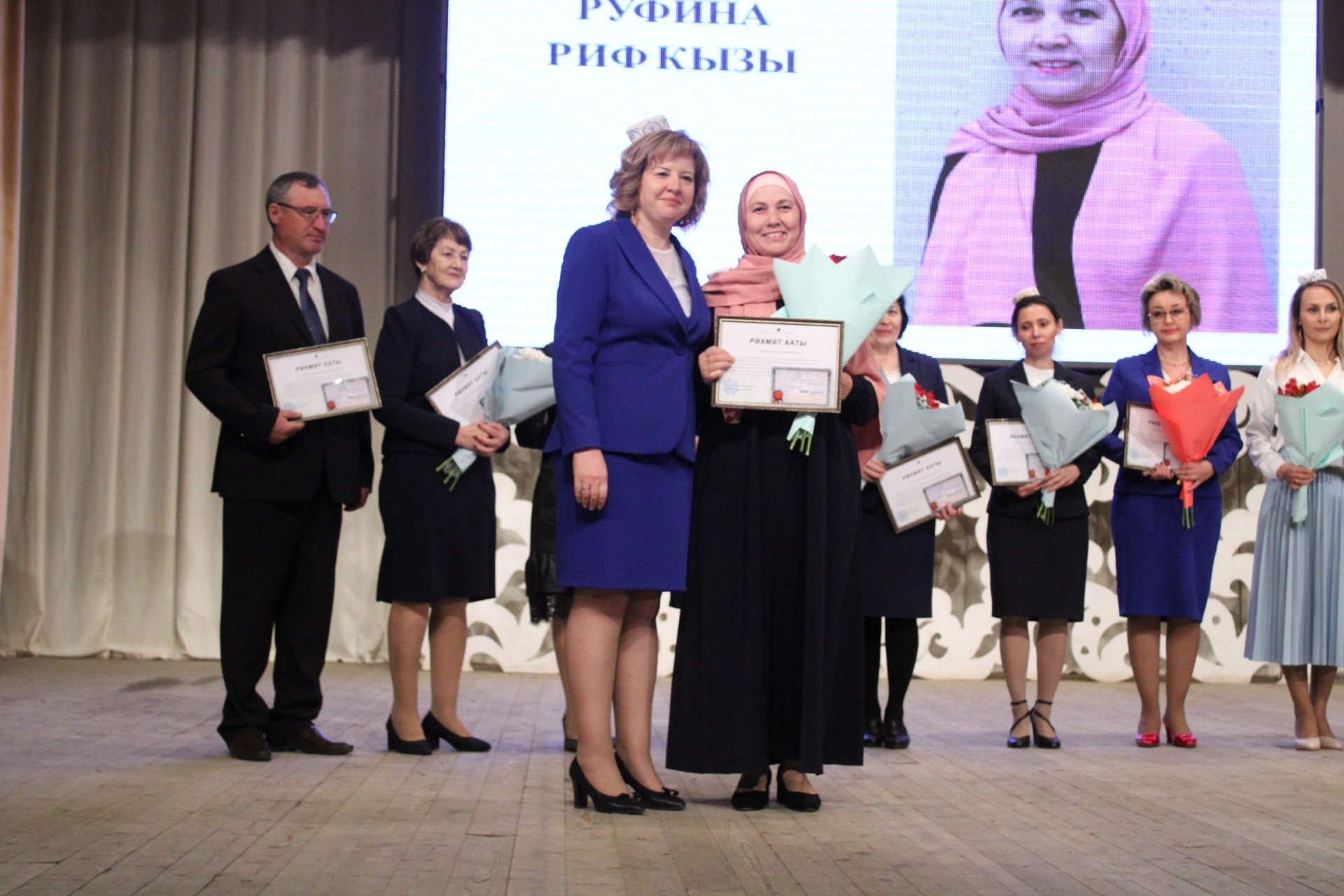 Алдынгыларга- самокат, премия, чәчәк гөлләмәләре- Актаныш гимназиясе уку елына йомгак ясады