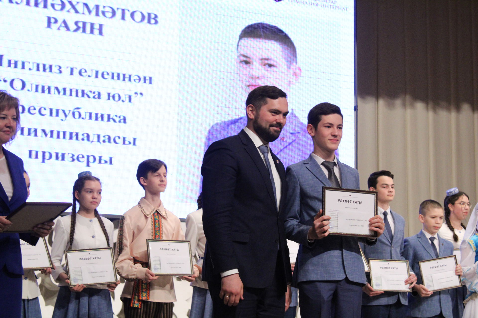 Алдынгыларга- самокат, премия, чәчәк гөлләмәләре- Актаныш гимназиясе уку елына йомгак ясады