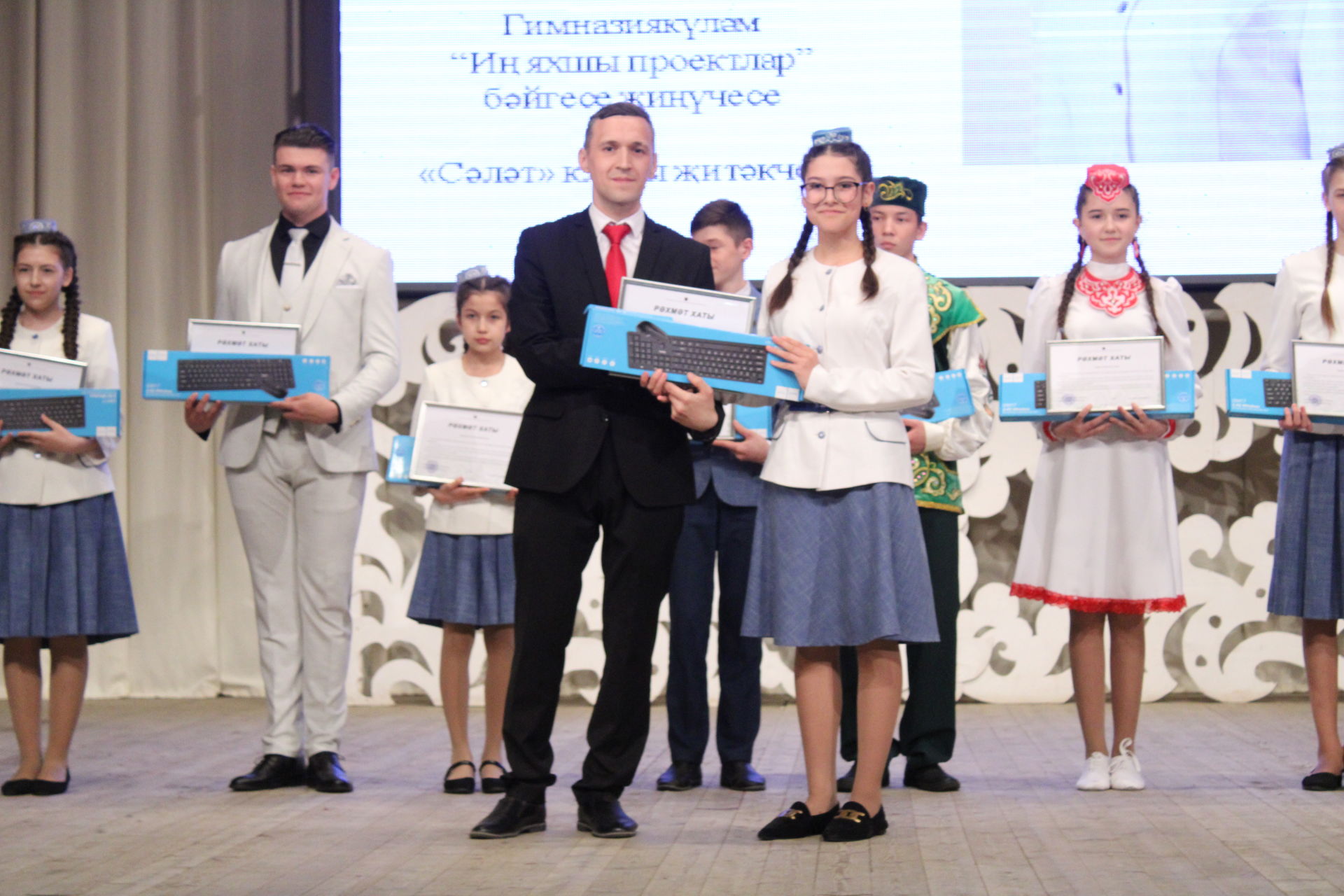 Алдынгыларга- самокат, премия, чәчәк гөлләмәләре- Актаныш гимназиясе уку елына йомгак ясады