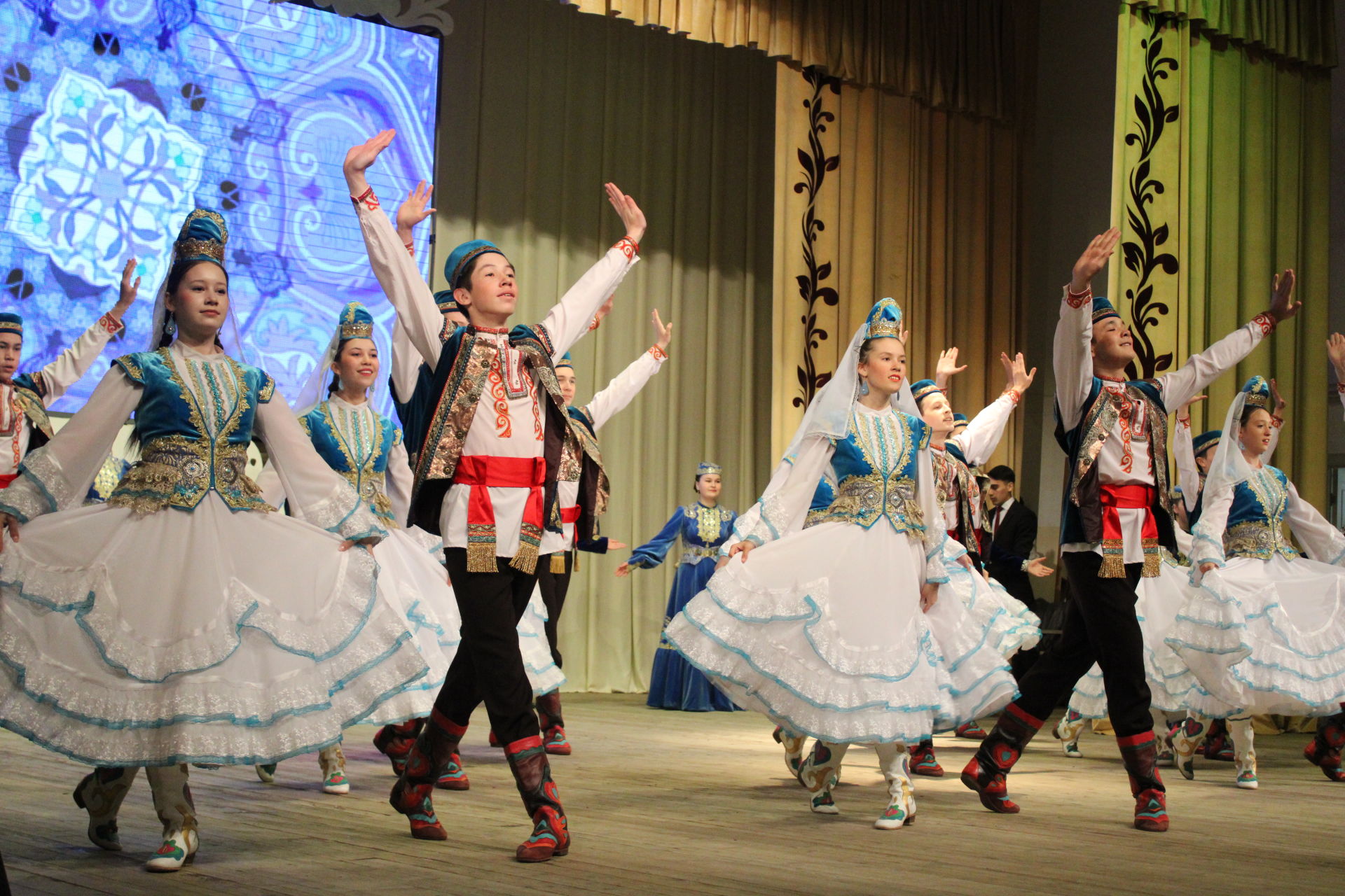 Алдынгыларга- самокат, премия, чәчәк гөлләмәләре- Актаныш гимназиясе уку елына йомгак ясады