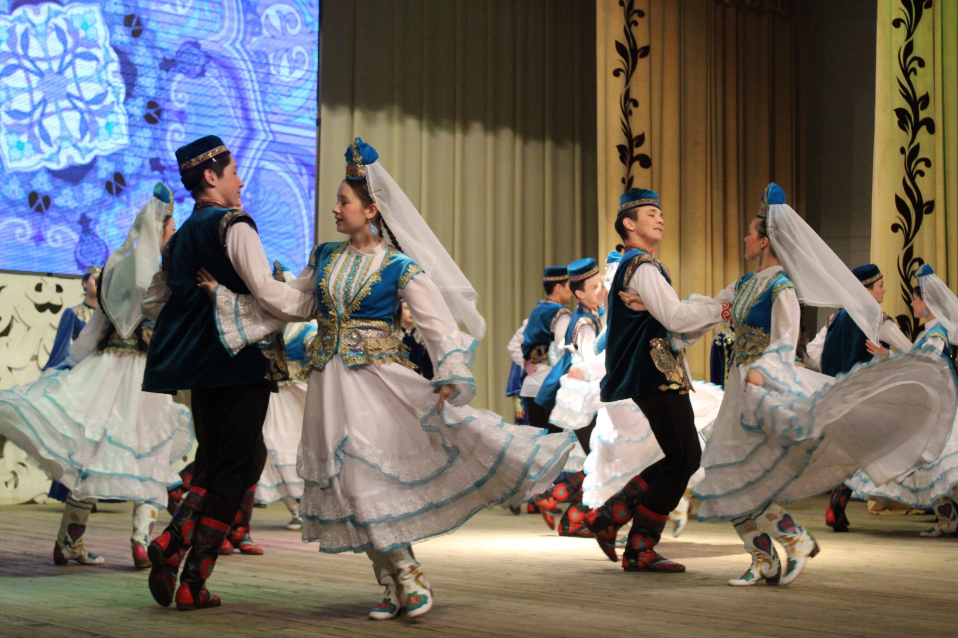 Алдынгыларга- самокат, премия, чәчәк гөлләмәләре- Актаныш гимназиясе уку елына йомгак ясады