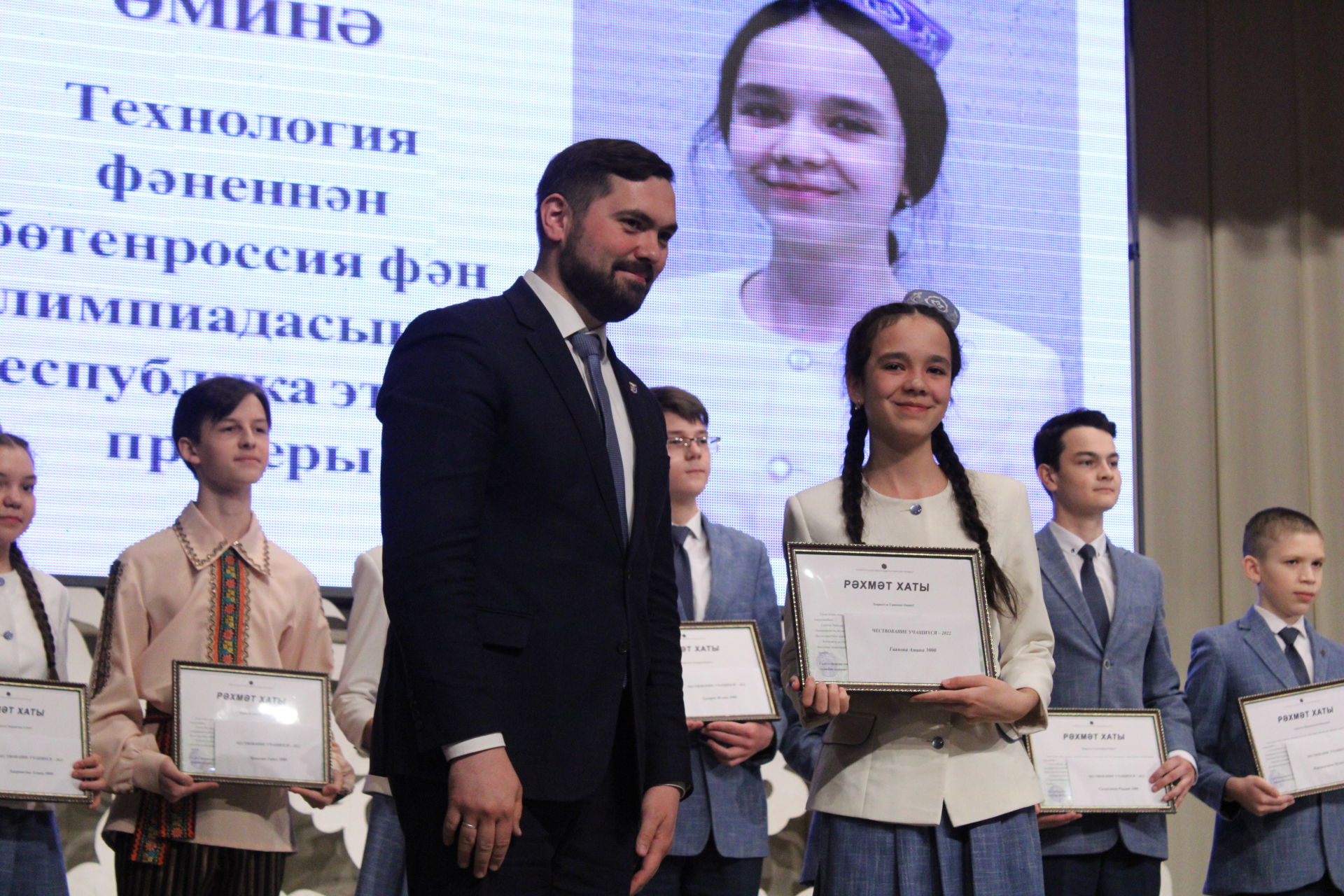 Алдынгыларга- самокат, премия, чәчәк гөлләмәләре- Актаныш гимназиясе уку елына йомгак ясады