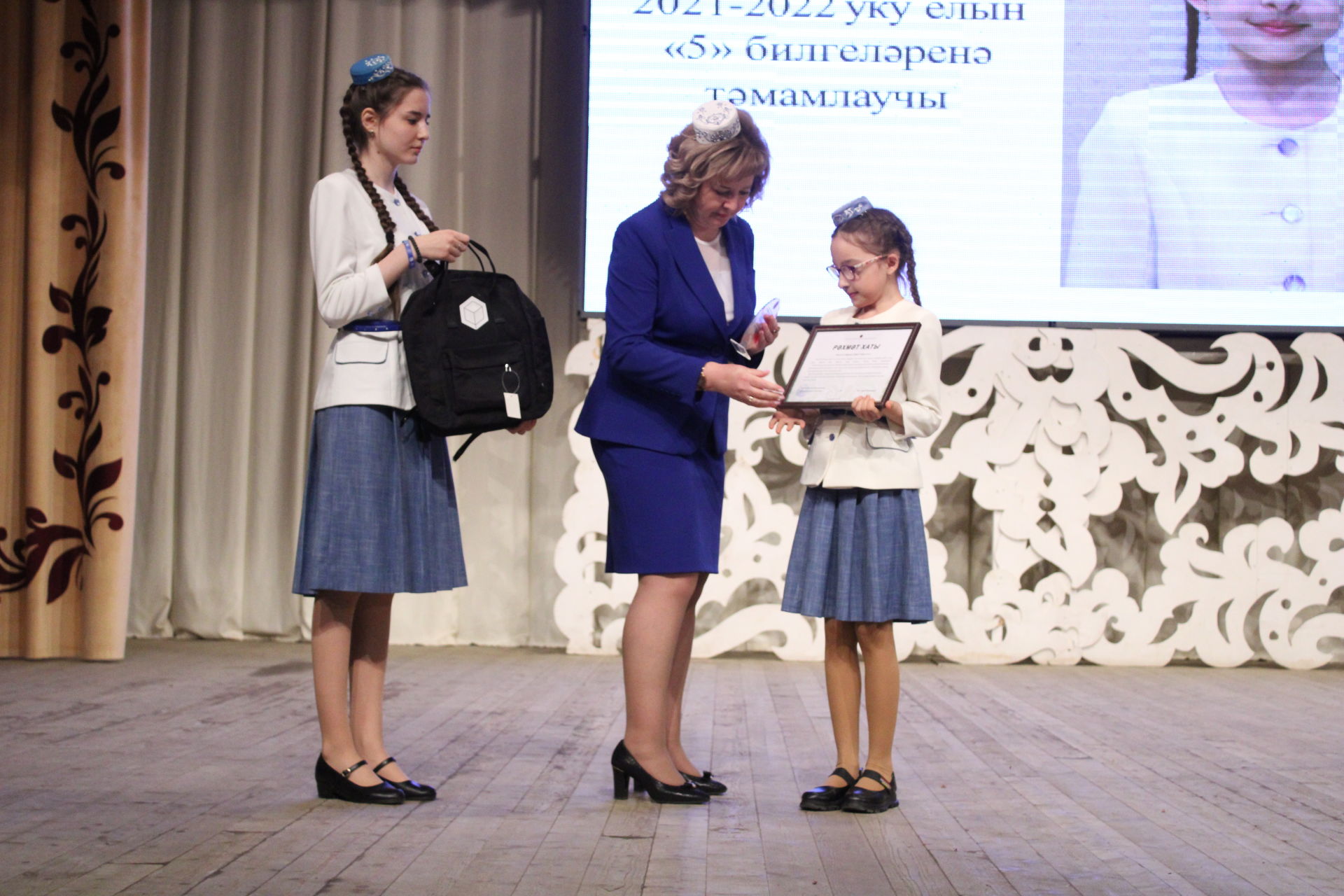 Алдынгыларга- самокат, премия, чәчәк гөлләмәләре- Актаныш гимназиясе уку елына йомгак ясады