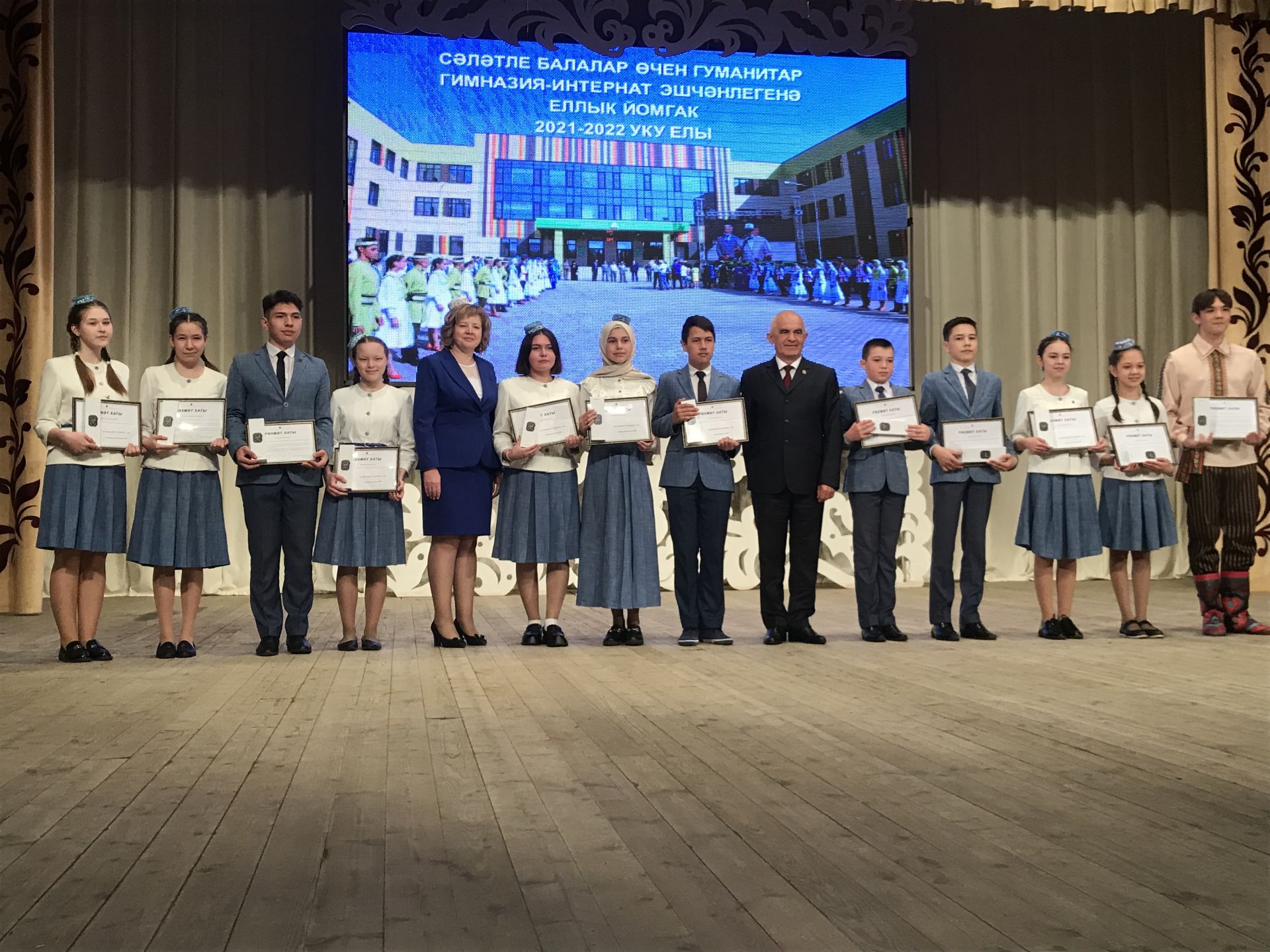 Алдынгыларга- самокат, премия, чәчәк гөлләмәләре- Актаныш гимназиясе уку елына йомгак ясады