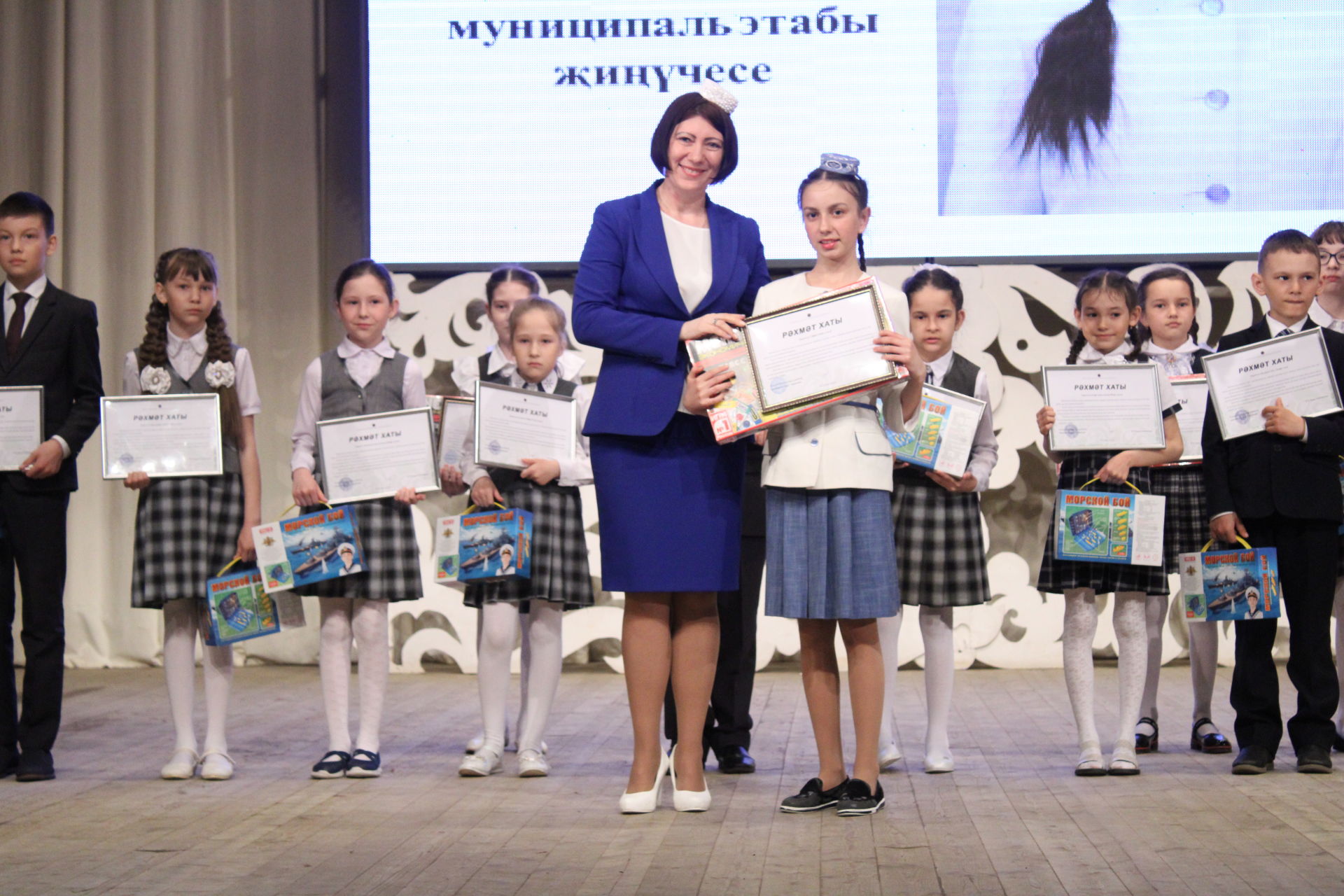 Алдынгыларга- самокат, премия, чәчәк гөлләмәләре- Актаныш гимназиясе уку елына йомгак ясады