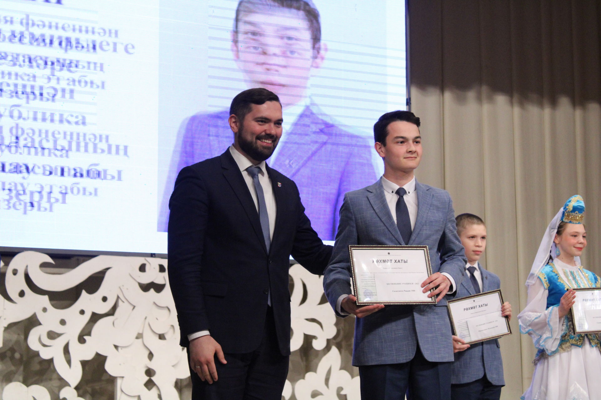 Алдынгыларга- самокат, премия, чәчәк гөлләмәләре- Актаныш гимназиясе уку елына йомгак ясады