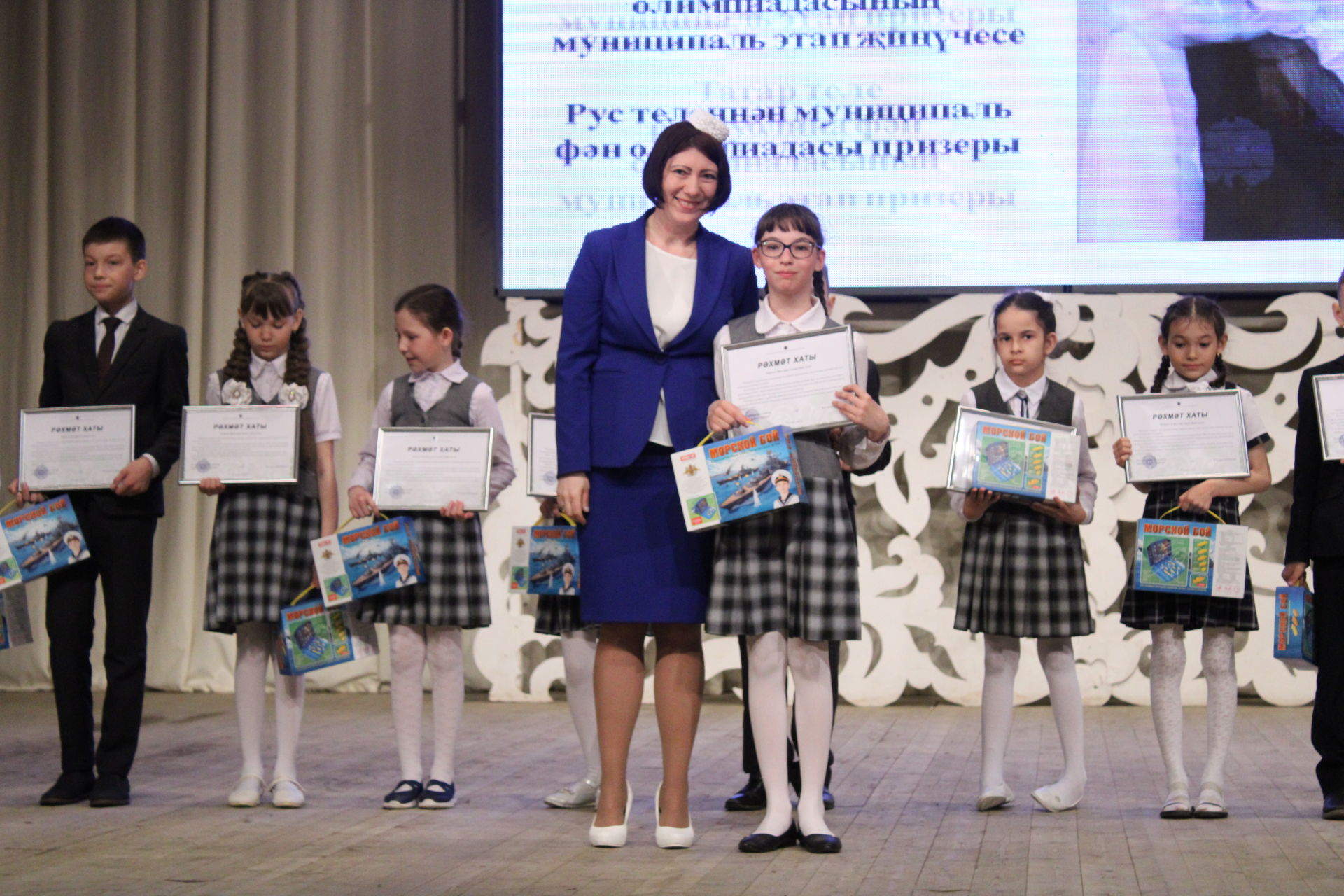 Алдынгыларга- самокат, премия, чәчәк гөлләмәләре- Актаныш гимназиясе уку елына йомгак ясады