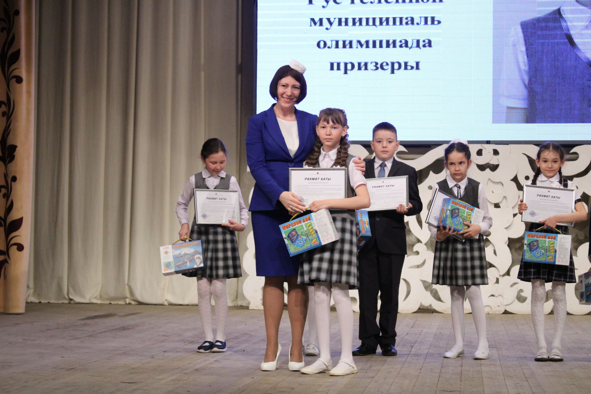 Алдынгыларга- самокат, премия, чәчәк гөлләмәләре- Актаныш гимназиясе уку елына йомгак ясады