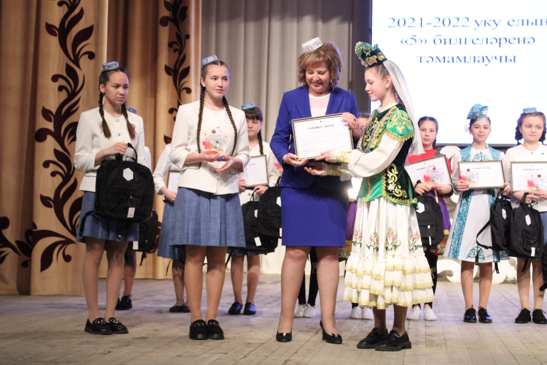 Алдынгыларга- самокат, премия, чәчәк гөлләмәләре- Актаныш гимназиясе уку елына йомгак ясады