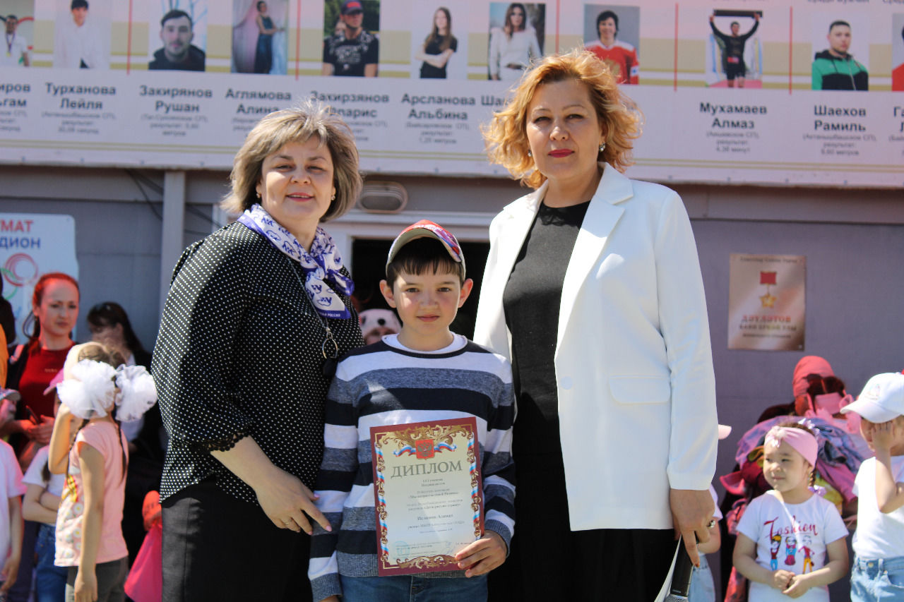 Бүген Советлар Союзы Герое Баян Дәүләтов исемендәге үзәк стадионда Балаларны яклау көне уңаеннан зур бәйрәм узды