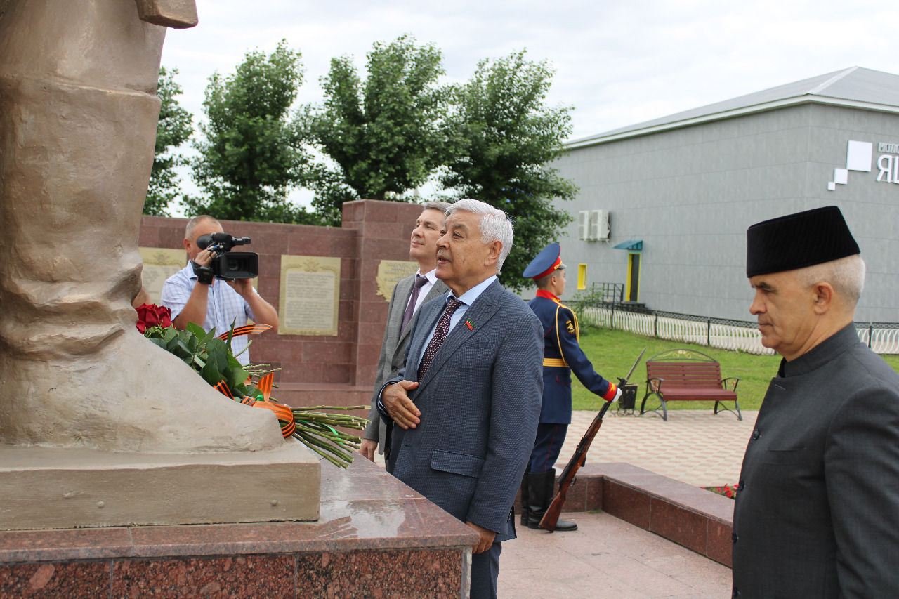 Җиңү паркындагы Билгесез солдат һәйкәленә Татарстан Республикасы Дәүләт Советы Рәисе Фәрит Мөхәммәтшин җитәкчелегендәге делегация чәчәк гөлләмәләре салды