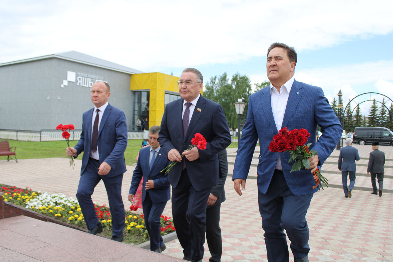 Җиңү паркындагы Билгесез солдат һәйкәленә Татарстан Республикасы Дәүләт Советы Рәисе Фәрит Мөхәммәтшин җитәкчелегендәге делегация чәчәк гөлләмәләре салды