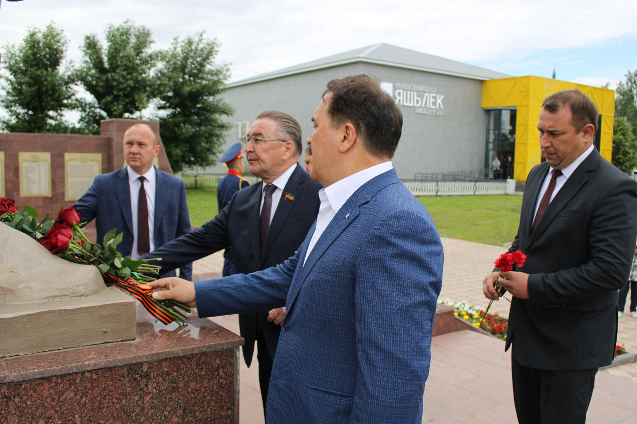 Җиңү паркындагы Билгесез солдат һәйкәленә Татарстан Республикасы Дәүләт Советы Рәисе Фәрит Мөхәммәтшин җитәкчелегендәге делегация чәчәк гөлләмәләре салды