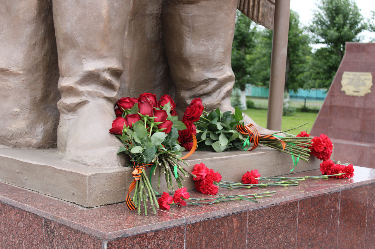 Җиңү паркындагы Билгесез солдат һәйкәленә Татарстан Республикасы Дәүләт Советы Рәисе Фәрит Мөхәммәтшин җитәкчелегендәге делегация чәчәк гөлләмәләре салды