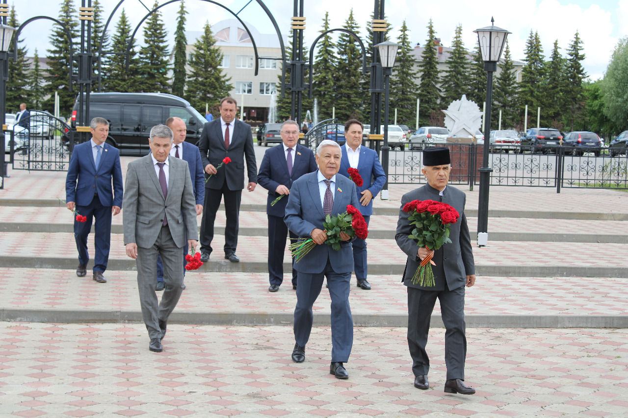 Җиңү паркындагы Билгесез солдат һәйкәленә Татарстан Республикасы Дәүләт Советы Рәисе Фәрит Мөхәммәтшин җитәкчелегендәге делегация чәчәк гөлләмәләре салды