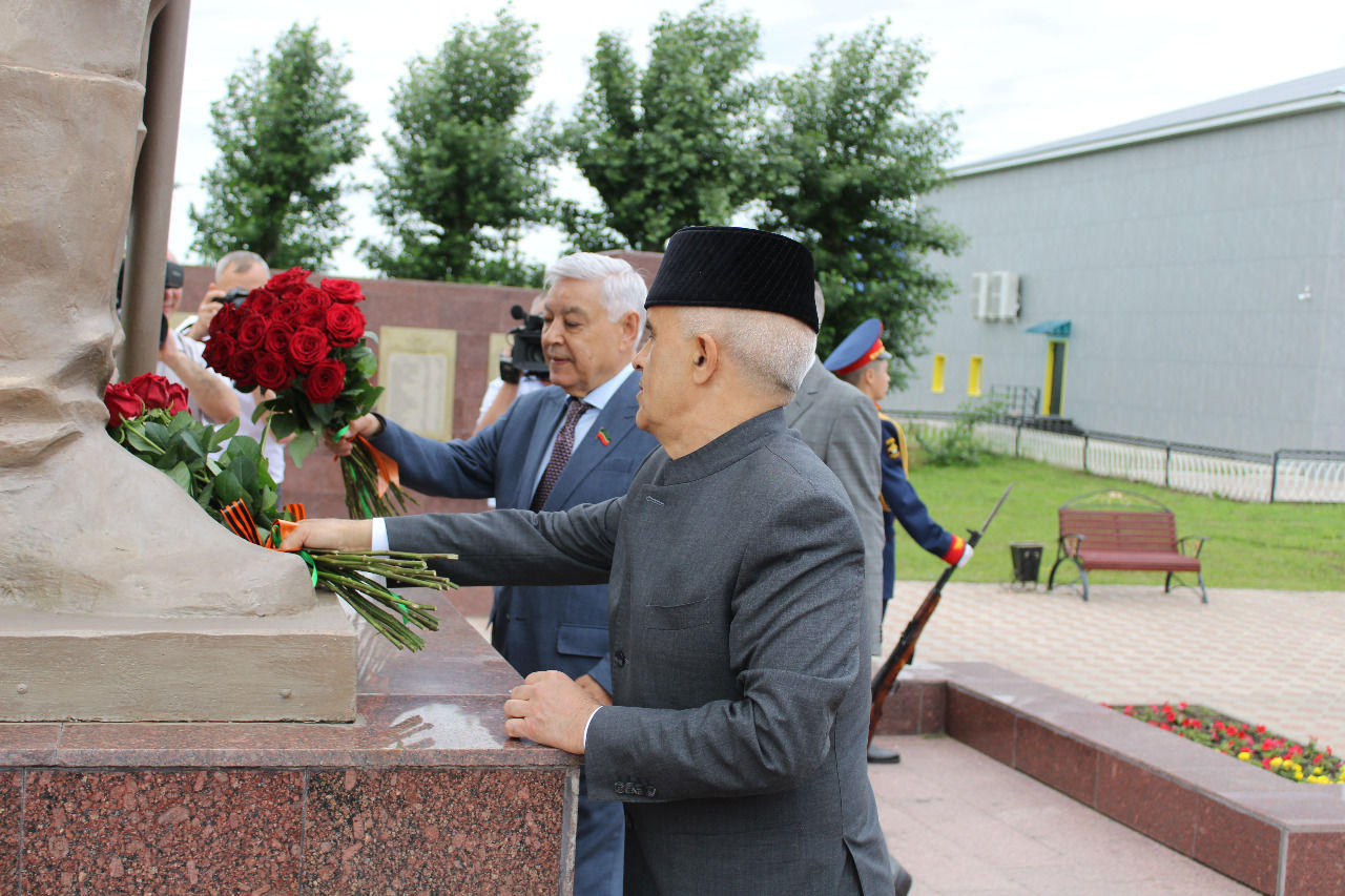 Җиңү паркындагы Билгесез солдат һәйкәленә Татарстан Республикасы Дәүләт Советы Рәисе Фәрит Мөхәммәтшин җитәкчелегендәге делегация чәчәк гөлләмәләре салды