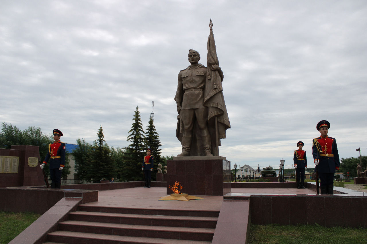 Җиңү паркындагы Билгесез солдат һәйкәленә Татарстан Республикасы Дәүләт Советы Рәисе Фәрит Мөхәммәтшин җитәкчелегендәге делегация чәчәк гөлләмәләре салды