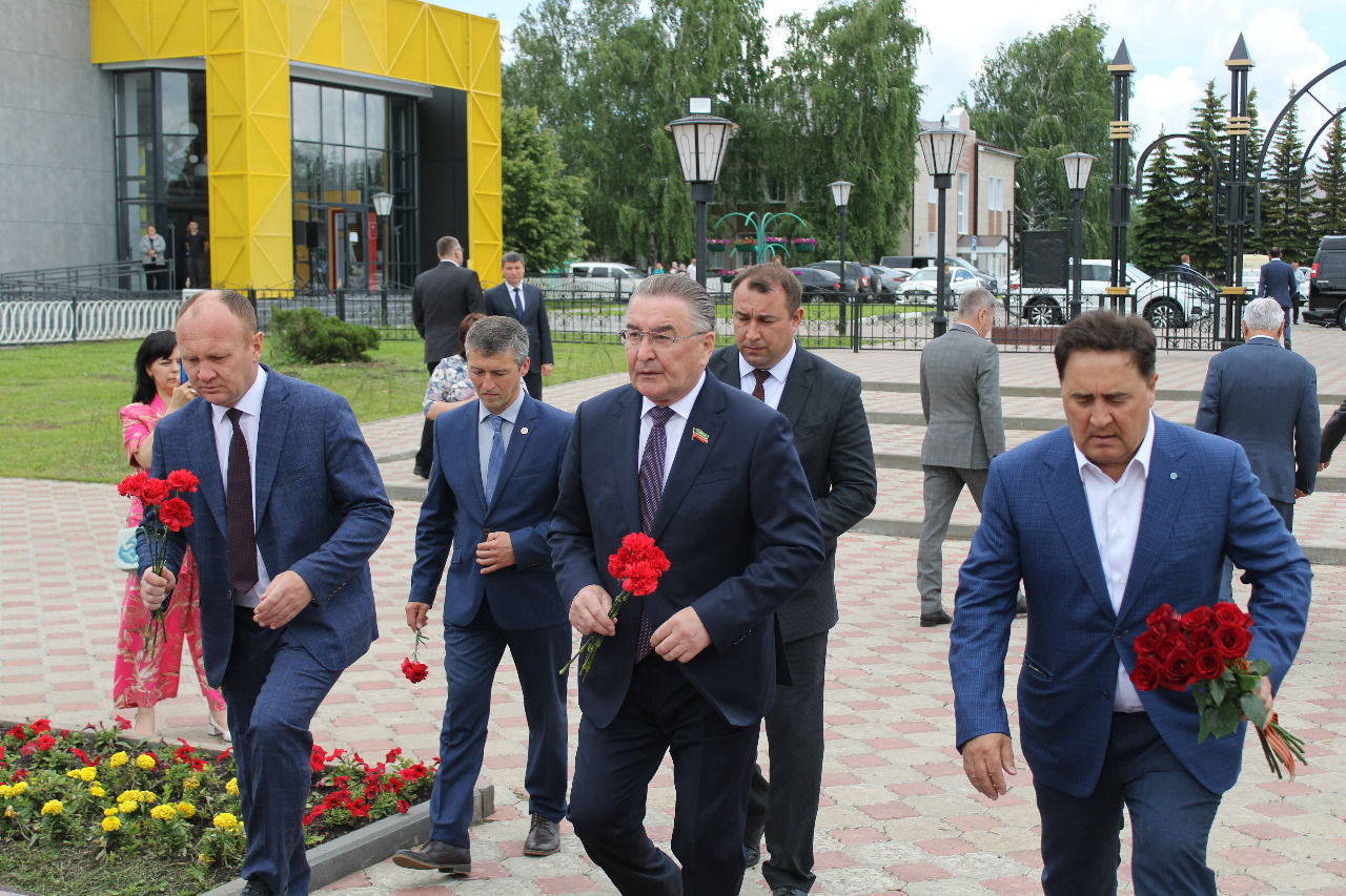 Җиңү паркындагы Билгесез солдат һәйкәленә Татарстан Республикасы Дәүләт Советы Рәисе Фәрит Мөхәммәтшин җитәкчелегендәге делегация чәчәк гөлләмәләре салды