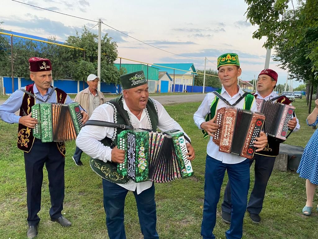 "Күңелләрдән - гармуннарга, гармуннардан - авылларга" - Зөбәер халкына!(+БЕЗНЕҢ ВИДЕО+ФОТОЛАР)