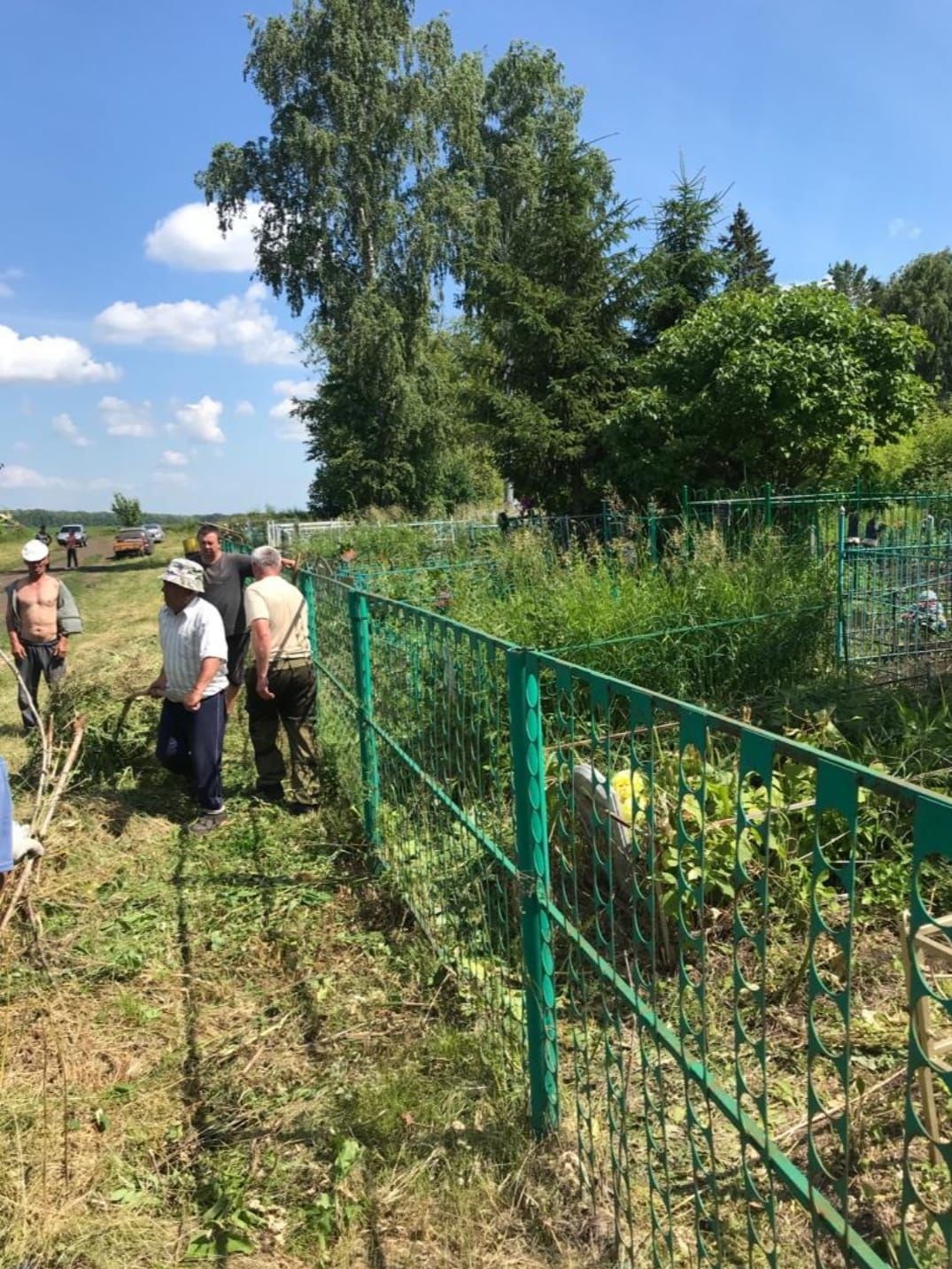 Корбан гаете алдыннан Яңа һәм Иске Әлем авыл зиратларында өмә узды