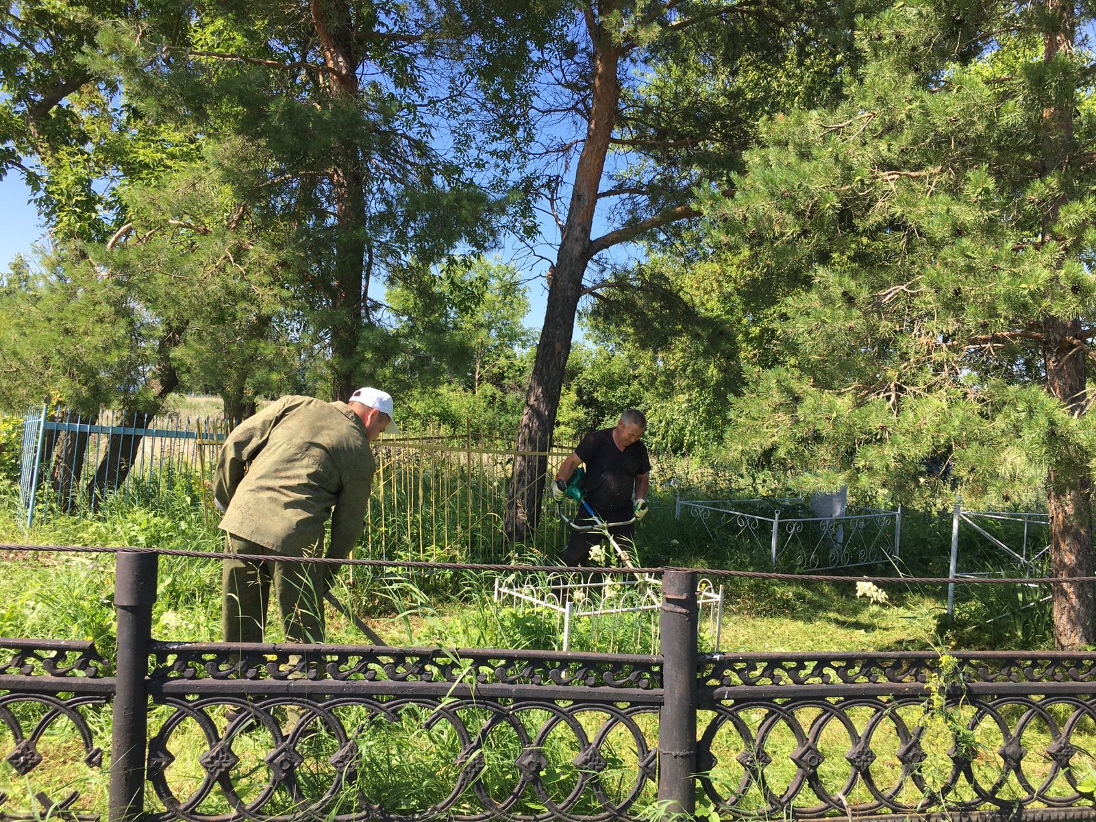 Корбан гаете алдыннан Яңа һәм Иске Әлем авыл зиратларында өмә узды