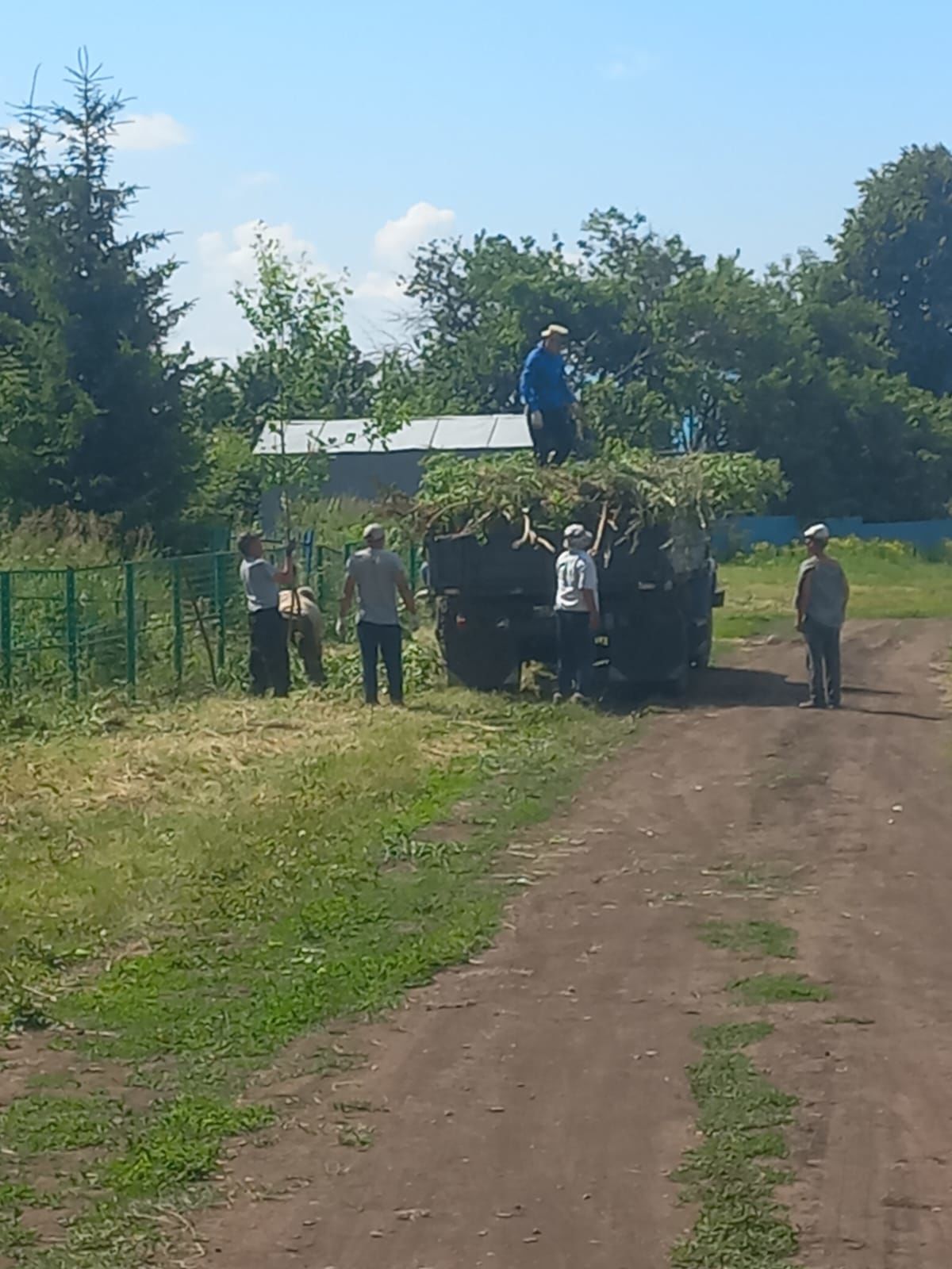 Корбан гаете алдыннан Яңа һәм Иске Әлем авыл зиратларында өмә узды