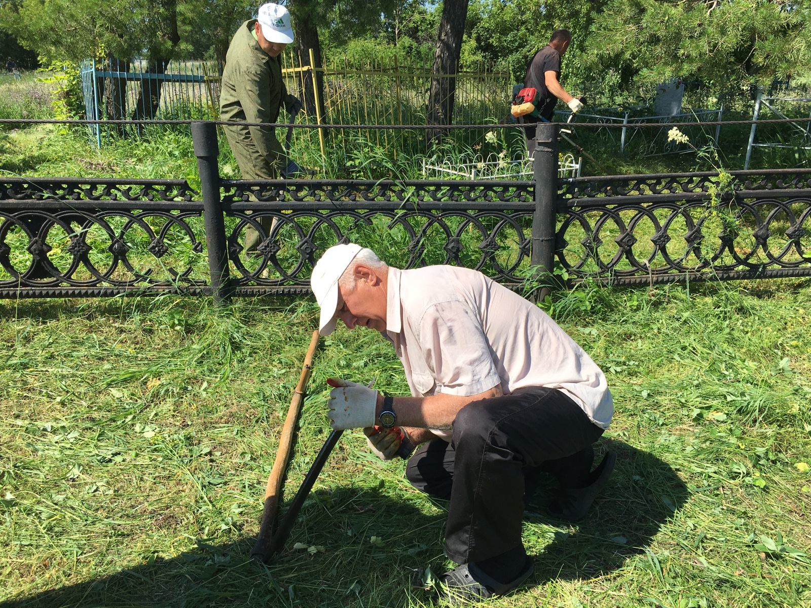 Корбан гаете алдыннан Яңа һәм Иске Әлем авыл зиратларында өмә узды