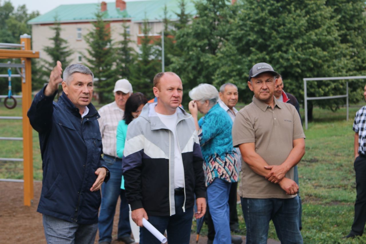 Район җитәкчесе Ленар Зарипов "Безнең ишегалды" программасы буенча төзекләндерелгән 4 кварталда яшәүчеләр белән очрашты