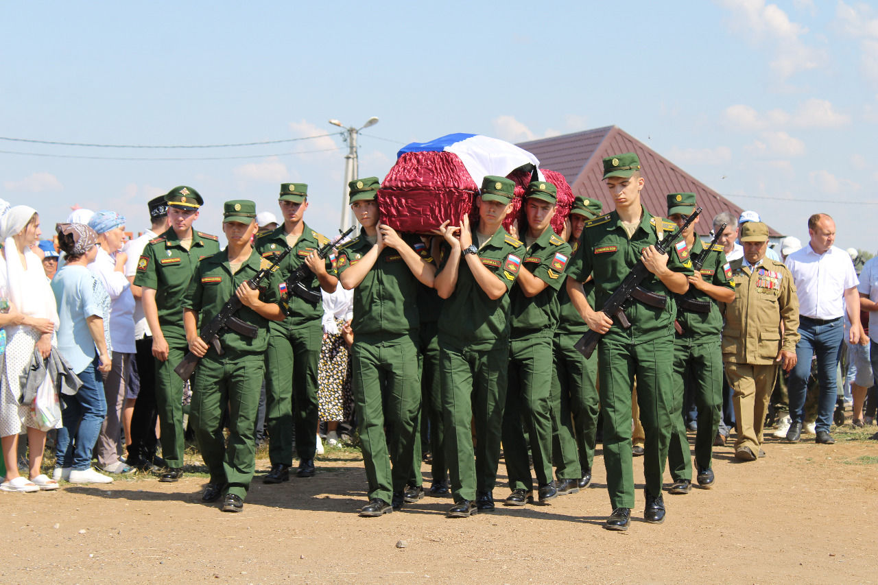 Оста оештыручы, яхшы иптәш, гадел, эчкерсез хезмәттәш: Украинада хәрби операциядә һәлак Артур Камаловны соңгы юлга озаттык