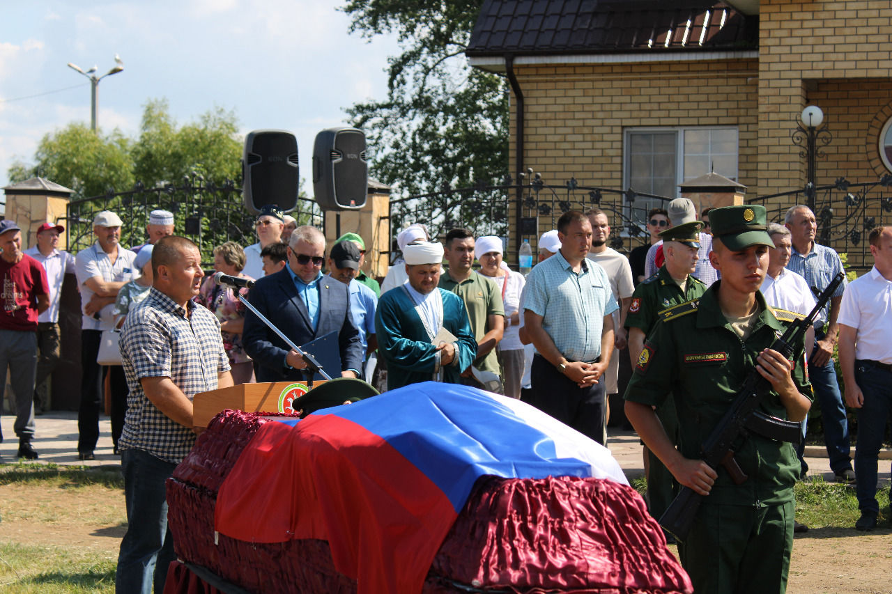 Оста оештыручы, яхшы иптәш, гадел, эчкерсез хезмәттәш: Украинада хәрби операциядә һәлак Артур Камаловны соңгы юлга озаттык