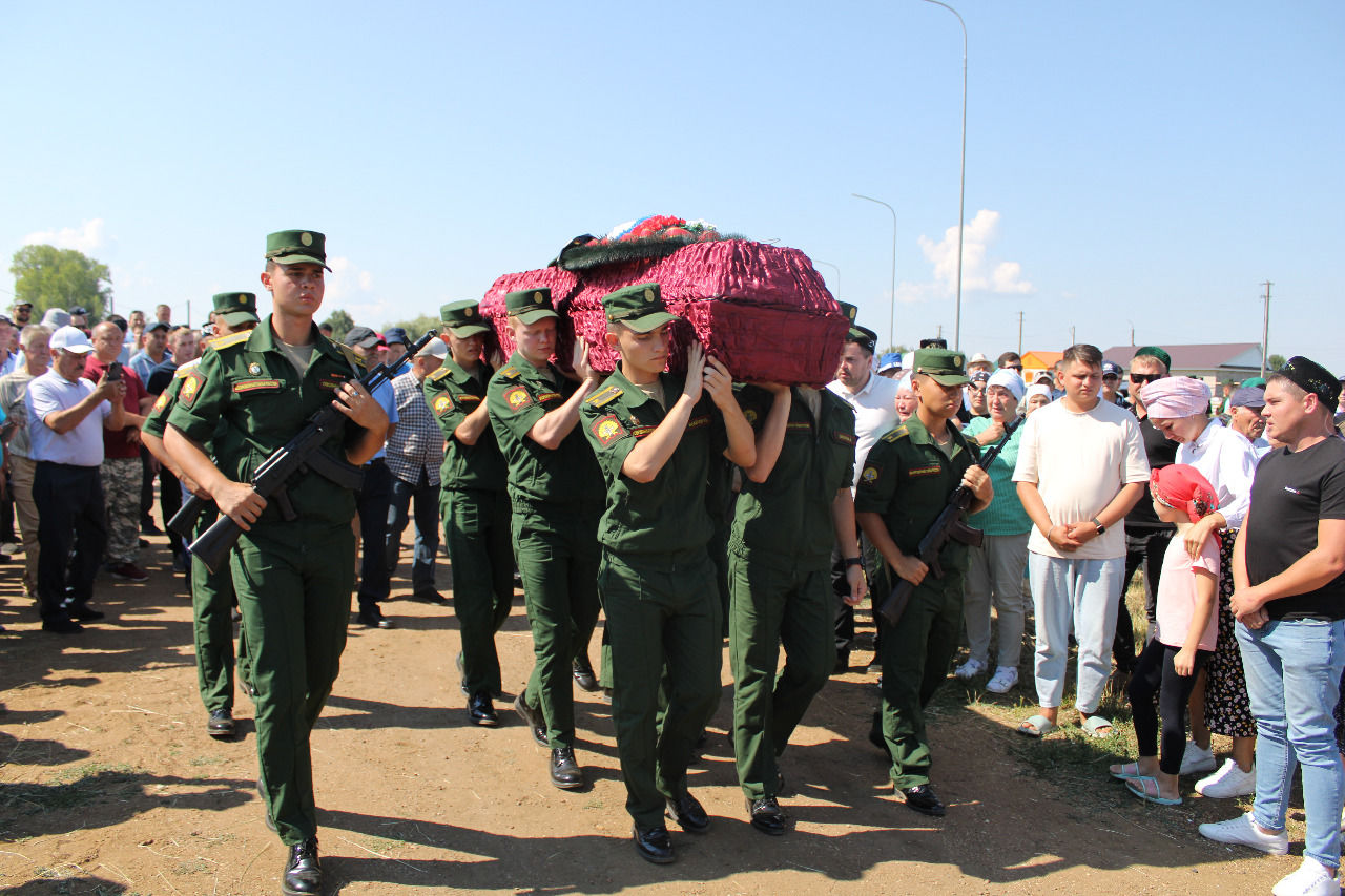 Оста оештыручы, яхшы иптәш, гадел, эчкерсез хезмәттәш: Украинада хәрби операциядә һәлак Артур Камаловны соңгы юлга озаттык