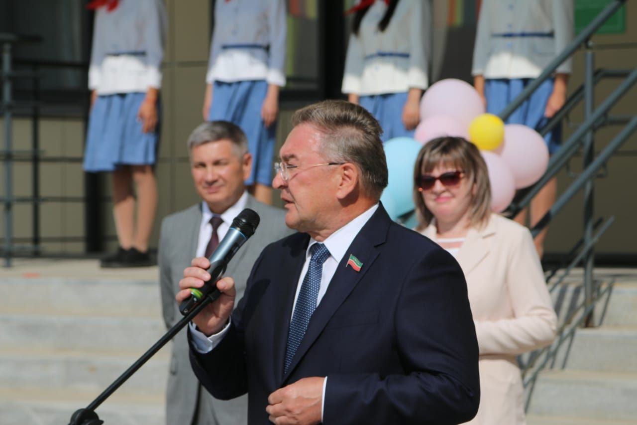 ХӘЕРЛЕ СӘГАТЬТӘ: Сәләтле балалар өчен гуманитар гимназия-интернат яңа уку елын 506 бала белән башлап җибәрде (фото һәм видео)