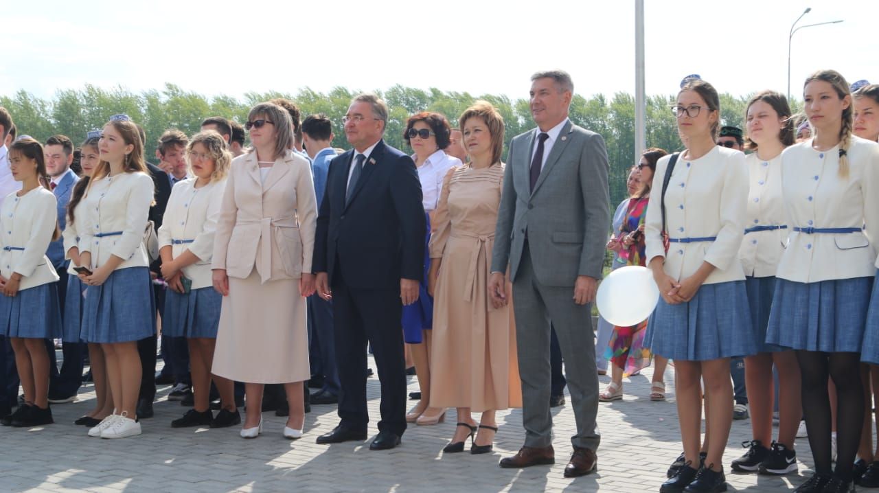 ХӘЕРЛЕ СӘГАТЬТӘ: Сәләтле балалар өчен гуманитар гимназия-интернат яңа уку елын 506 бала белән башлап җибәрде (фото һәм видео)